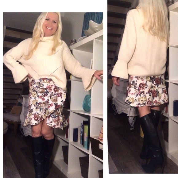 HipFinds Dresses & Skirts - 🤩Beautiful Cream Burgundy Floral Skirt⭐️